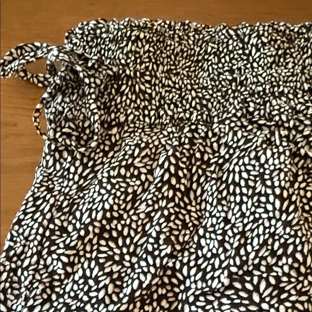 Abercrombie & Fitch Women's Black and White High Waist Shorts - Picture 5 of 5